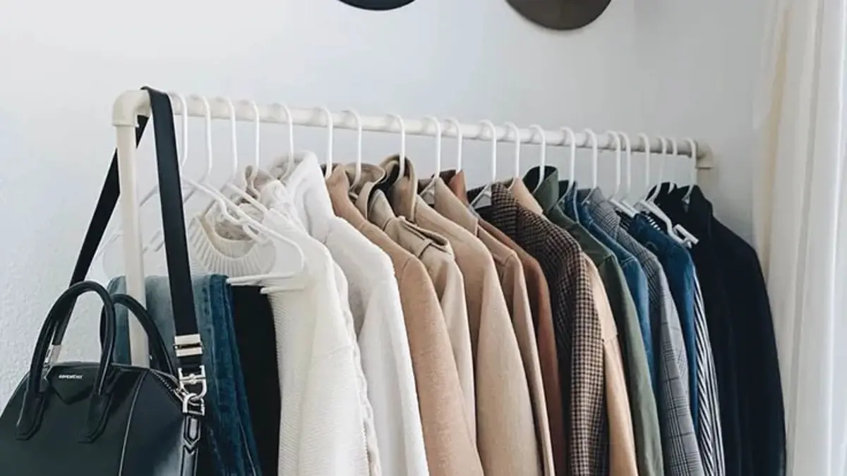 20 Item Fashion Dasar untuk Capsule Wardrobe Pemula yang Praktis dan Stylish di Blitar