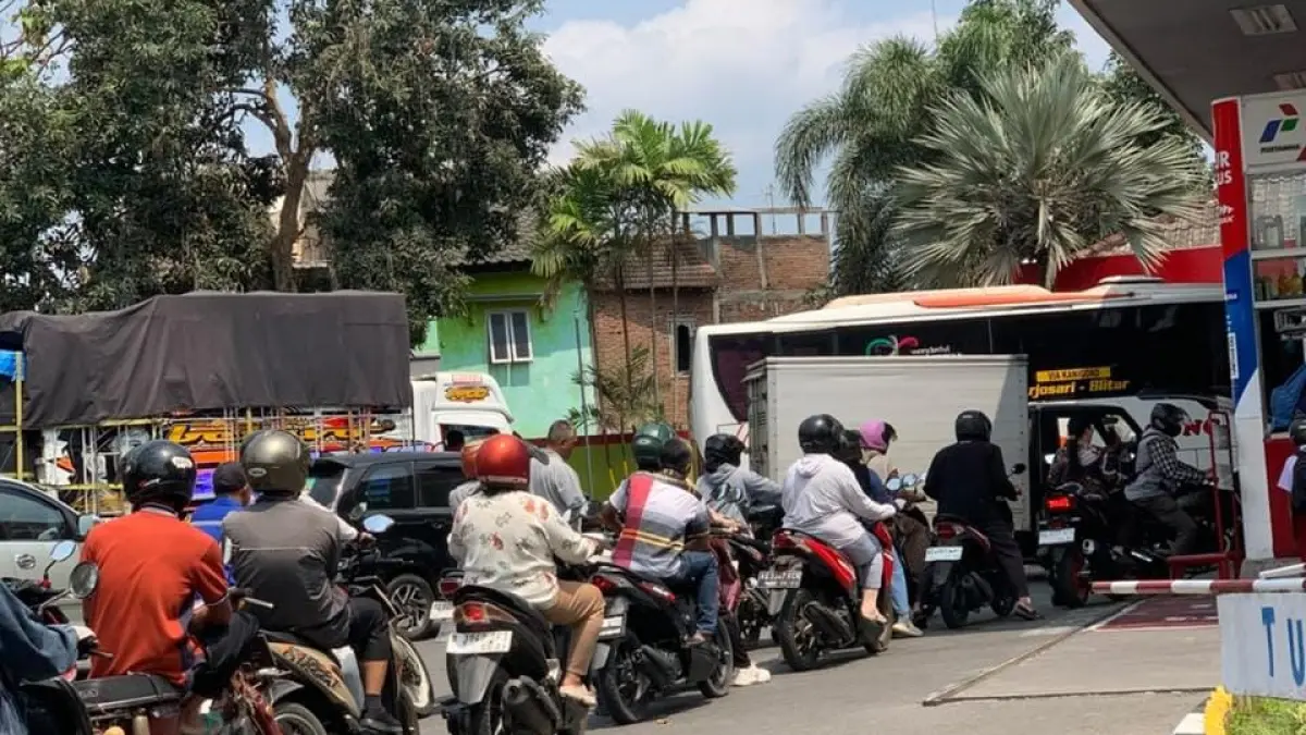 Antrean Panjang BBM Subsidi di Blitar: Warga Mengeluh Waktu Terbuang
