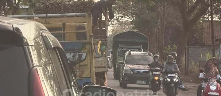 Antrean Panjang di Jalan Irian Sambong Blitar, Dishub Diharapkan Segera Tindak Lanjuti