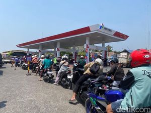 Antrean Panjang Warga Blitar Dalam Perburuan BBM Pertalite
