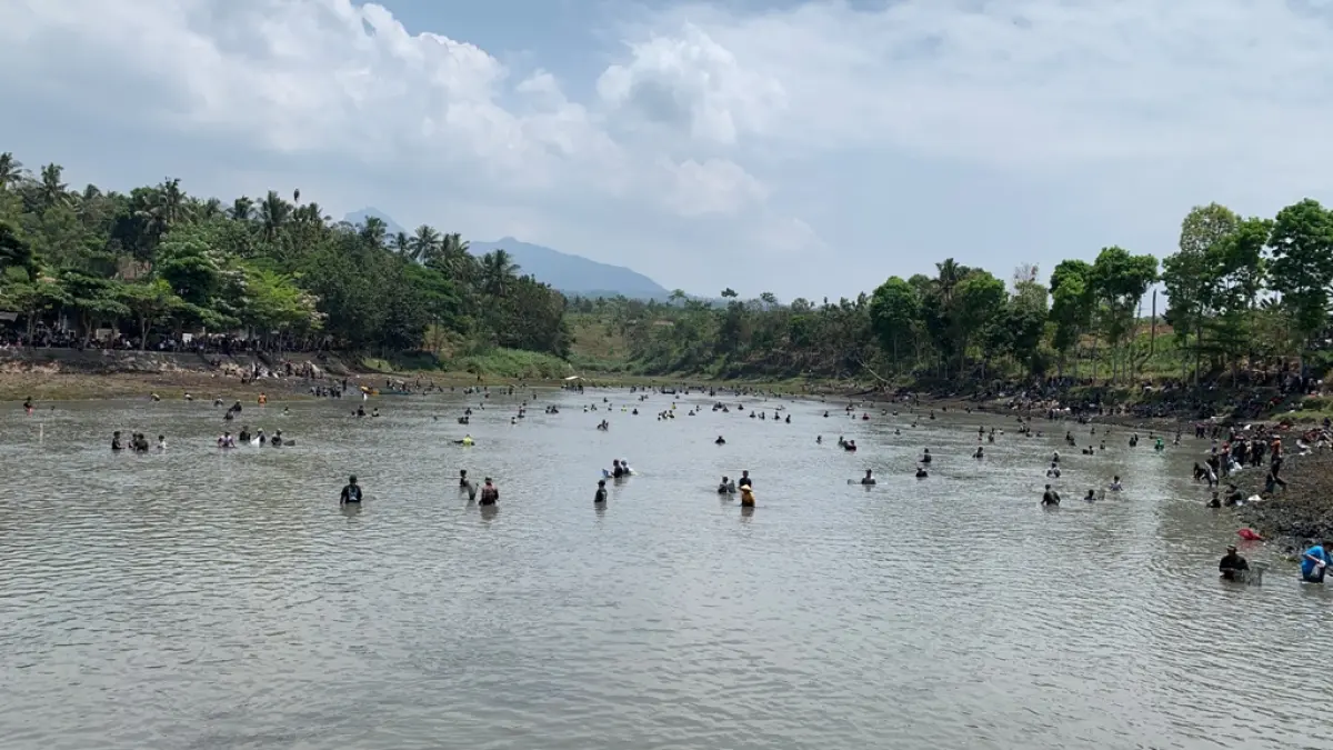 Antusiasme Warga Blitar dalam Festival Gogoh Iwak di Telaga Blumbang Gede