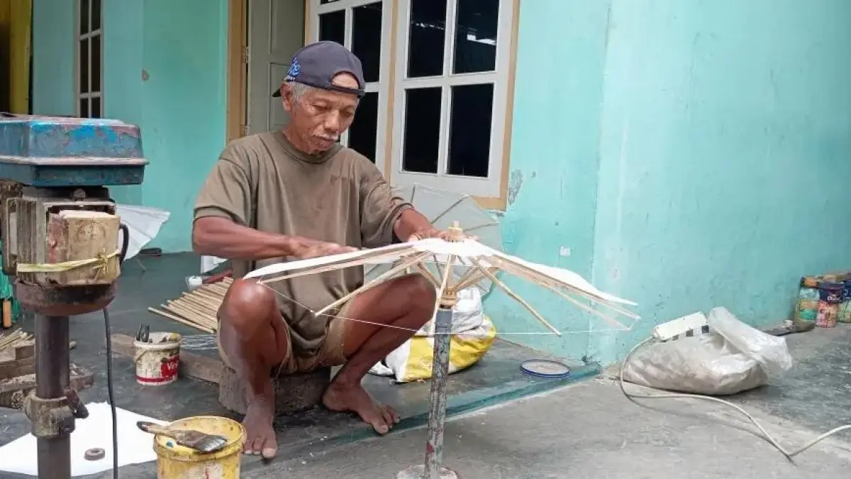 Asbani, Kakek Berusia 70 Tahun yang Menghidupkan Kembali Tradisi Kerajinan Payung Kertas di Blitar