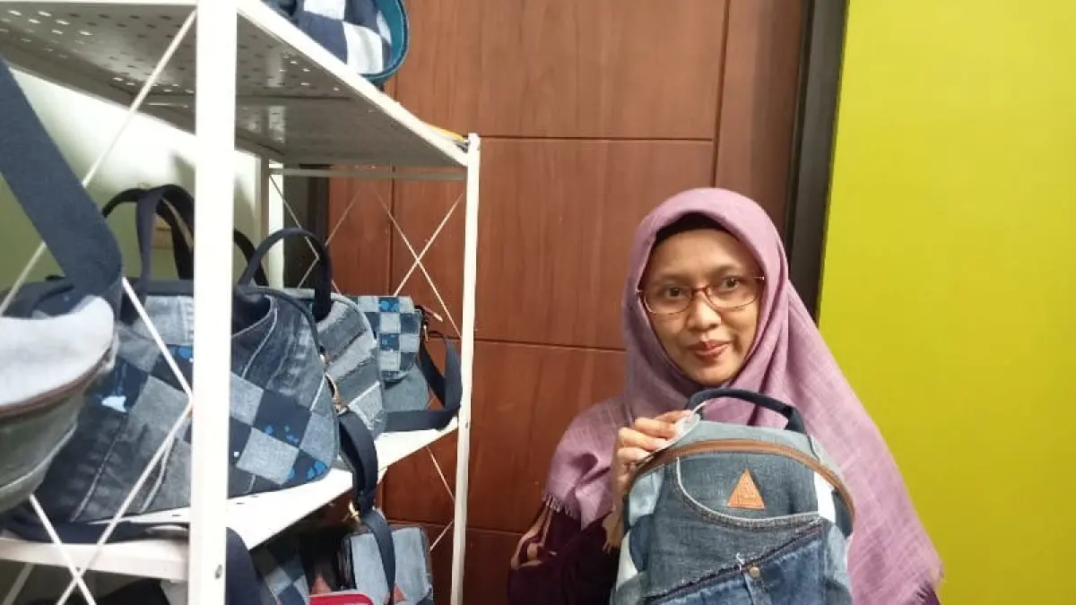 Dari Limbah Menjadi Karya: Ardhiana Malrasari Ubah Celana Bekas Menjadi Tas Bernilai Ekonomi Tinggi