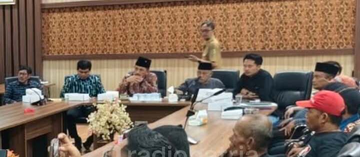 DPRD Tulungagung Audiensi Bersama Warga Wonorejo Terkait Perbaikan Jalan Lingkar Waduk