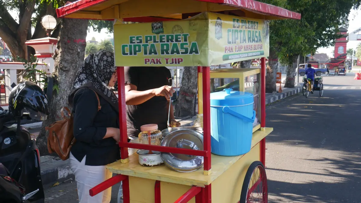 Es Pleret Pak Tjip: Tradisi Kuliner Legendaris yang Tak Lekang oleh Waktu di Blitar