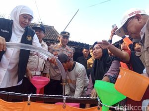 Gubernur Khofifah Terjun Langsung Salurkan 17 Ribu Liter Air Bersih untuk Warga Blitar