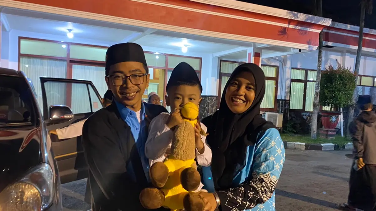 Haji Kota Blitar: Kasih Sayang Tercermin Lewat Boneka Unta sebagai Oleh-Oleh