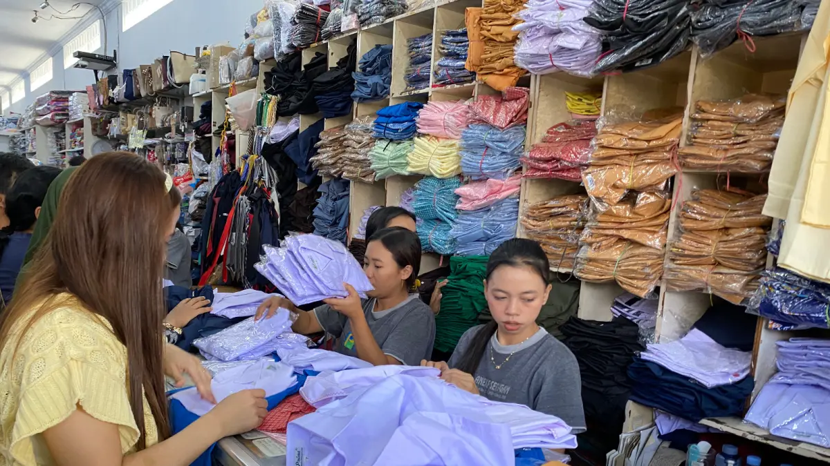 Hype Jelang Tahun Ajaran Baru, Toko Seragam di Blitar Capai Penjualan 300 Potong Sekali Hari