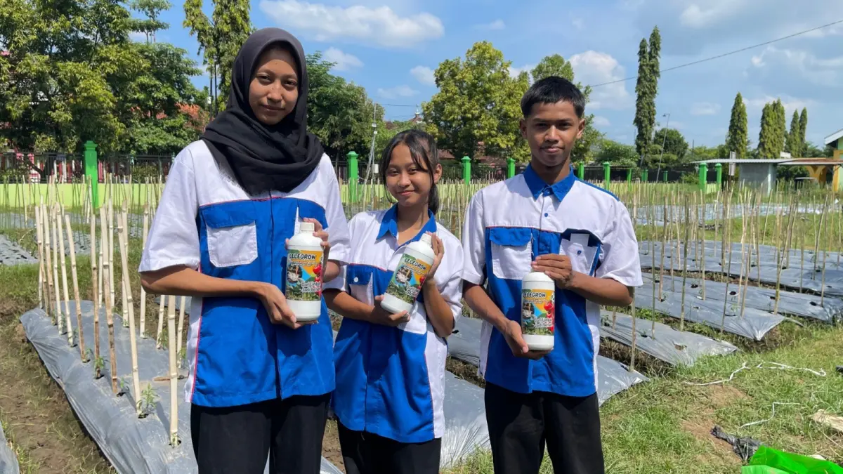 Inovasi SMKN 1 Kademangan: Pupuk Organik LeleGrow dari Limbah Lele untuk Wirausaha Hijau