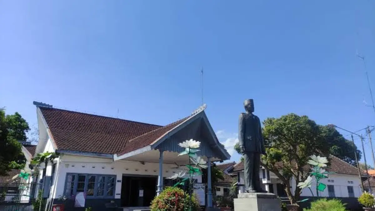 Istana Gebang: Destinasi Wisata Sejarah yang Memikat Hati Masyarakat Blitar