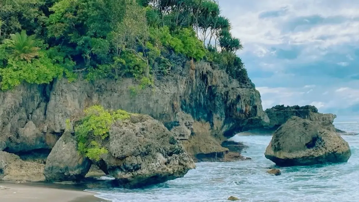 Jelajahi Keindahan Tersembunyi: 8 Destinasi Pantai Menarik di Blitar yang Wajib Dikunjungi
