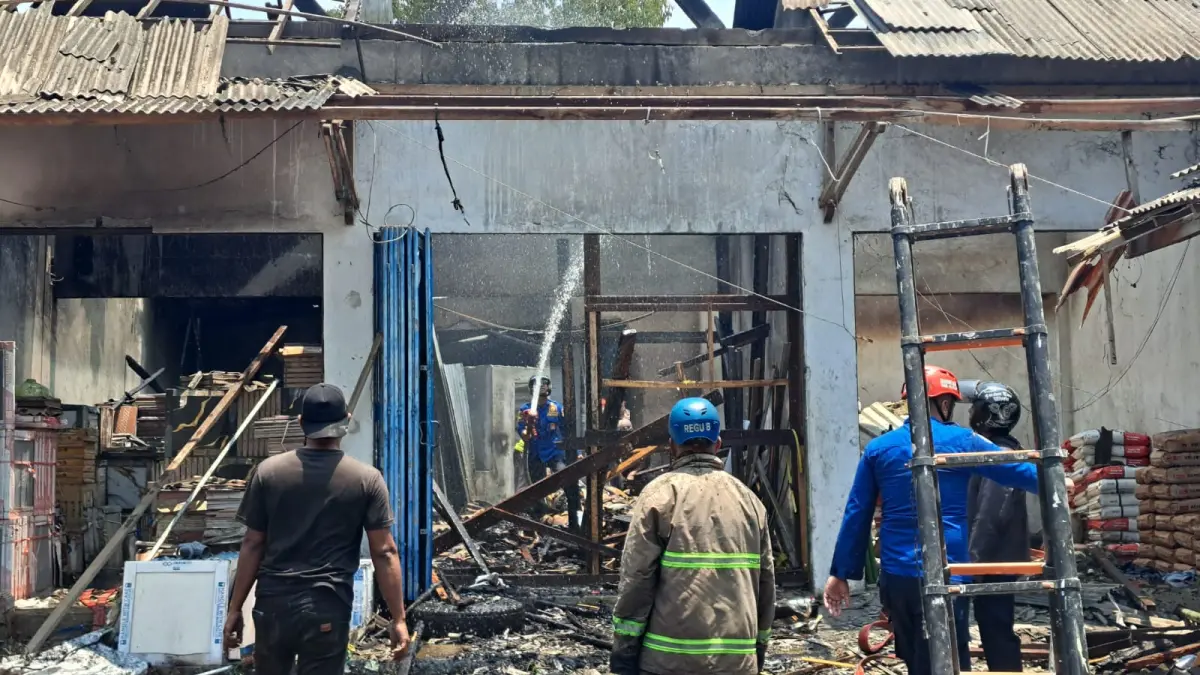 Kebakaran Gudang Toko Bangunan 999 di Gandusari, Kerugian Material Capai Rp 500 Juta