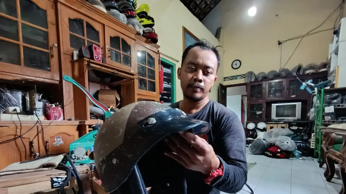 Keberhasilan Arik Agung: Jualan Helm Vintage Menggiurkan dari Blitar