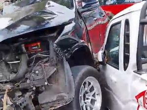 Kecelakaan Menghebohkan di Gandusari: Fortuner Tabrak Pikap, Pengemudi Sempat Terluka