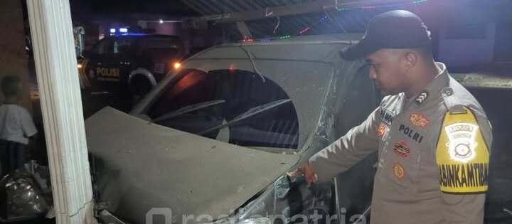 Kecelakaan Mobil di Simpang 3 Ngujang: Teras Rumah Warga Terluka