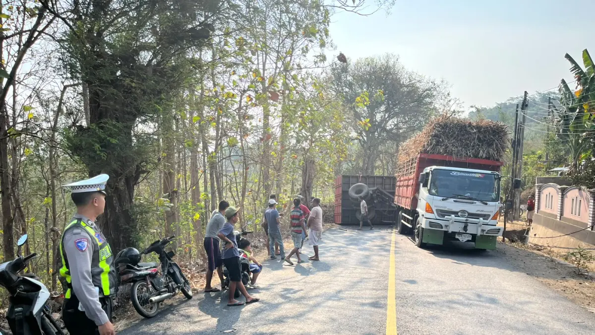 Kecelakaan Truk Gandeng Muatan Tebu di Selorejo: Arus Lalu Lintas Terganggu