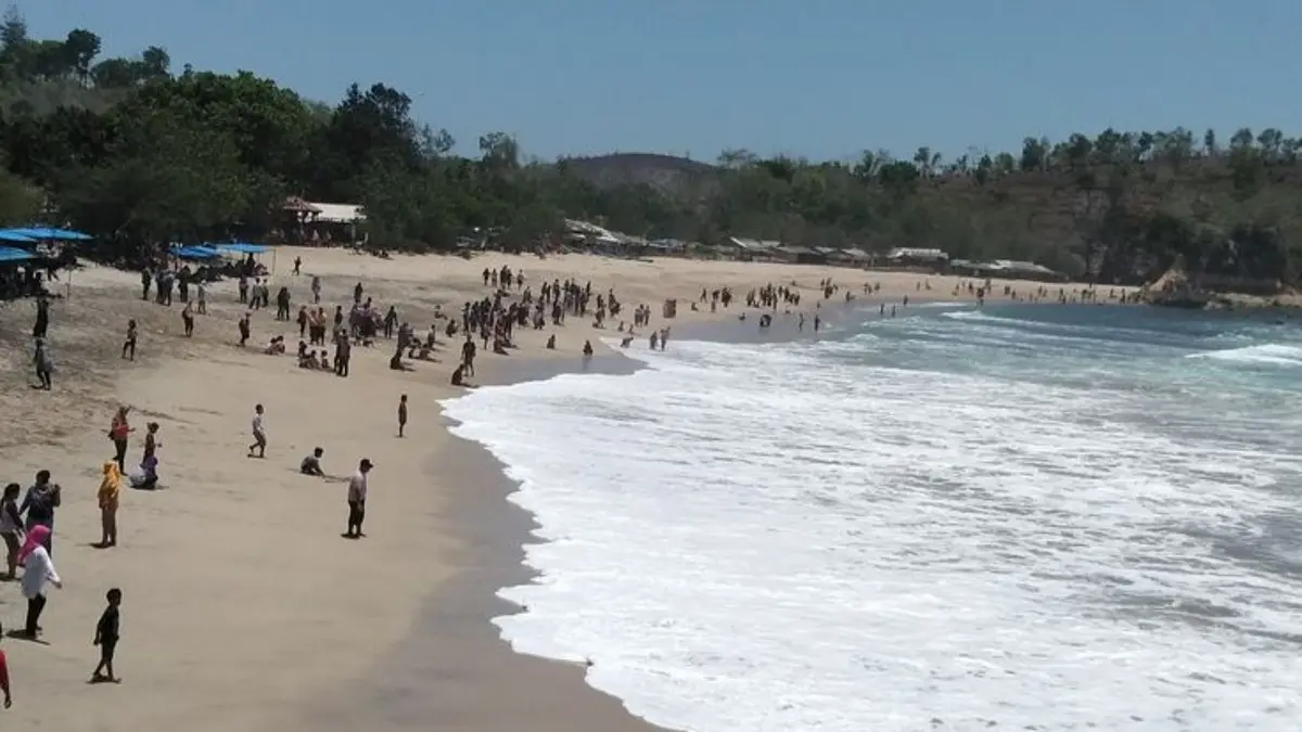 Kemeriahan Pantai Tambakrejo Blitar: Daya Tarik Air Biru Kehijauan dan Kuliner Lezat