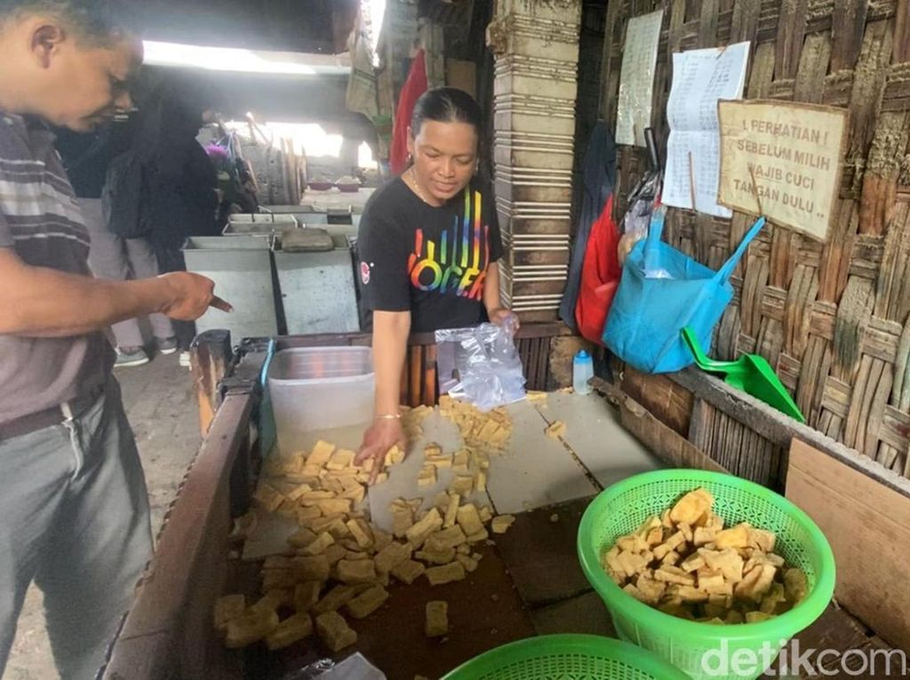 Kenaikan Harga Bahan Baku Memukul Produsen Tahu Goreng di Blitar
