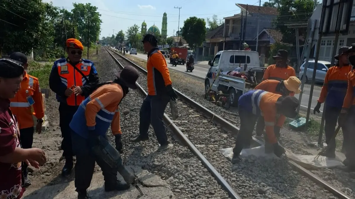 Keselamatan Masyarakat Ditetapkan, KAI Daop 7 Madiun Tutup Perlintasan Liar di Talun Blitar