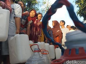 Krisis Air Bersih di Dusun Tumpaksuruh: Warga Antre Dapatkan Dropping Air dari Pemerintah