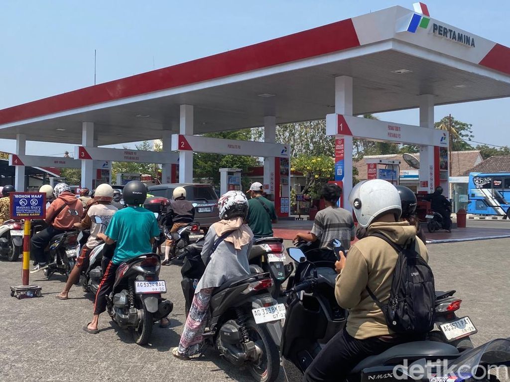 Krisis Pertalite: Antrean Panjang di SPBU Blitar Menjadi Sorotan