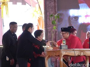 Makna Mendalam Penyerahan Bibit Pohon Pule oleh Megawati di Kota Blitar
