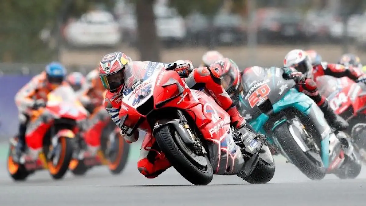 Marco Bezzecchi Menyuguhkan Aksi Dramatis di MotoGP Indonesia 2026, Aprilia Dominasi Mandalika