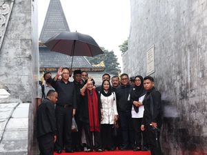 Megawati Soekarnoputri Berziarah ke Makam Bung Karno di Blitar Bersama Keluarga