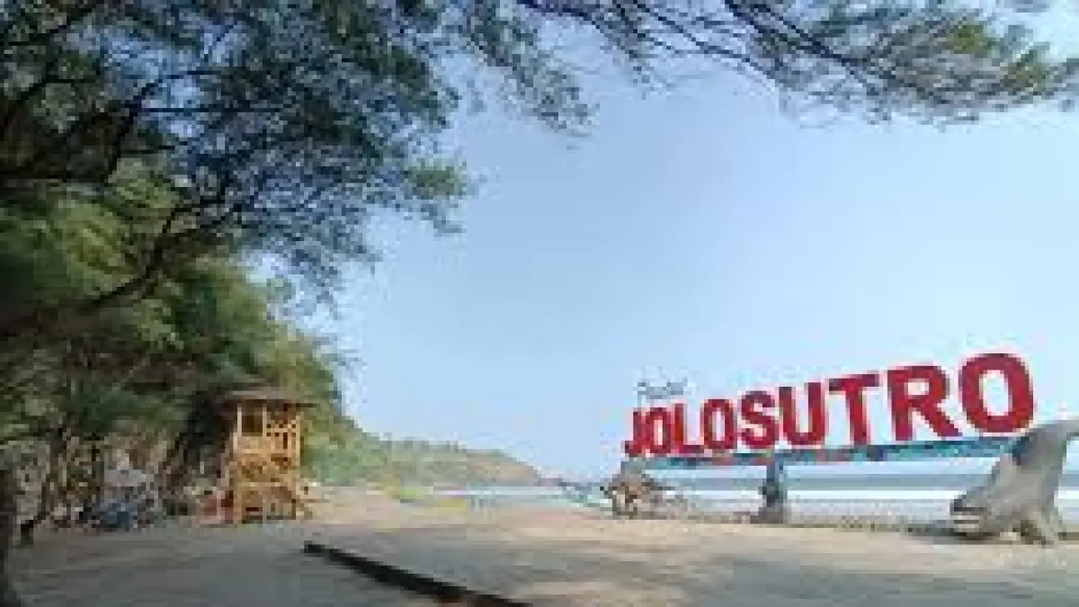 Menelusuri Keindahan Pantai Jolosutro: Destinasi Wisata Sakral di Blitar