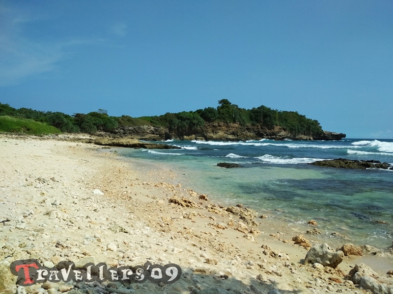 Menelusuri Pesona Pantai Bakung Blitar: Tebing Karang dan Deburan Ombak yang Memikat