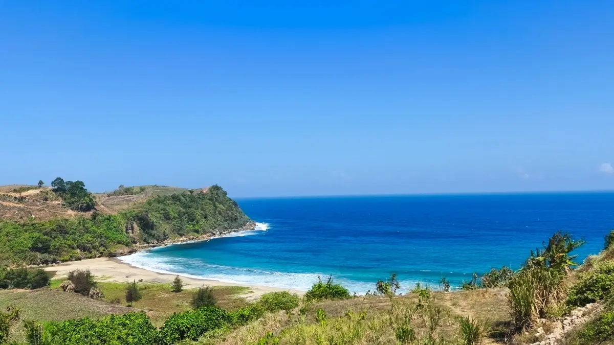 Menelusuri Pesona Tersembunyi Pantai Gayasan di Blitar: Suatu Oasis Alam yang Asri