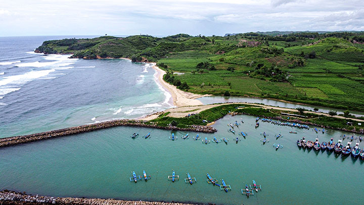 Menelusuri Pesona Tersembunyi Pantai Pasir Putih Tambakrejo Blitar