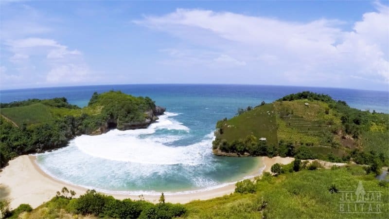 Menemukan Keindahan Tersembunyi di Pantai Keben Blitar: Pantai Cekungan Karang yang Menawan