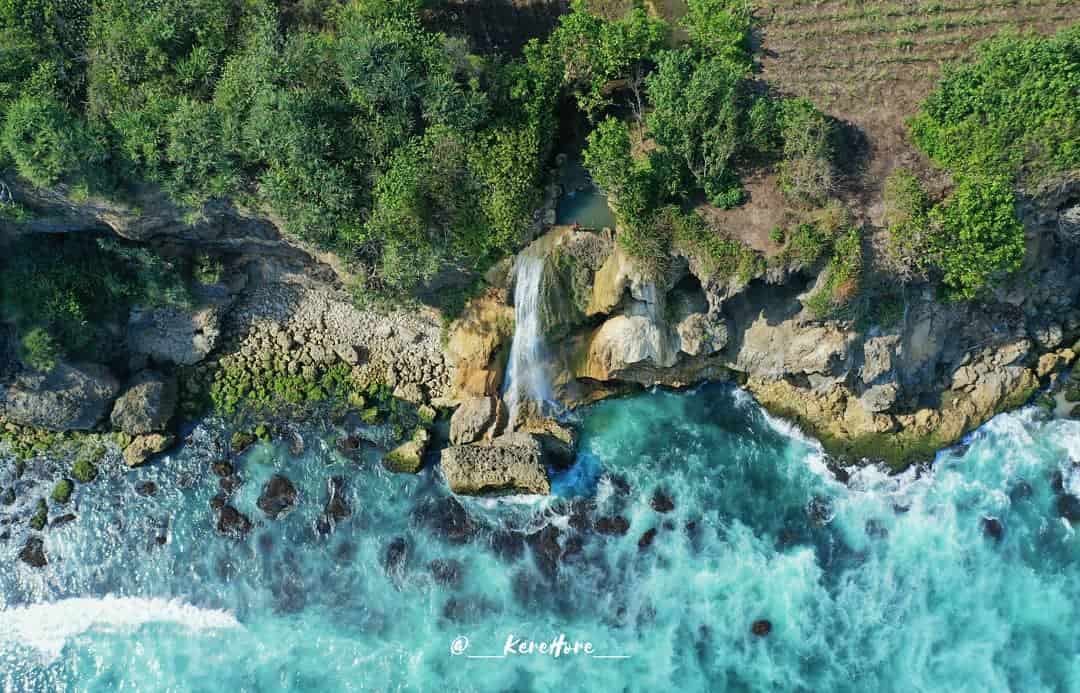 Menemukan Pesona Pantai Umbul Waru Blitar: Air Terjun yang Jatuh ke Laut