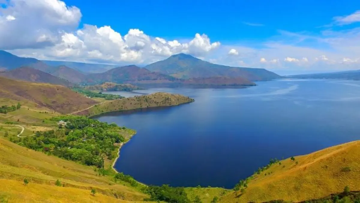 Mengenal 10 Danau Terbesar di Indonesia: Keindahan Alam yang Menyimpan Potensi Wisata
