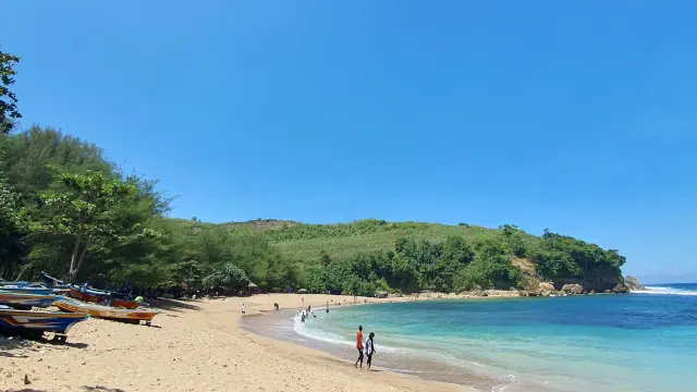 Menggali Keindahan Pantai Pangi Blitar: Surga Tersembunyi dengan Pasir Putih yang Menenangkan