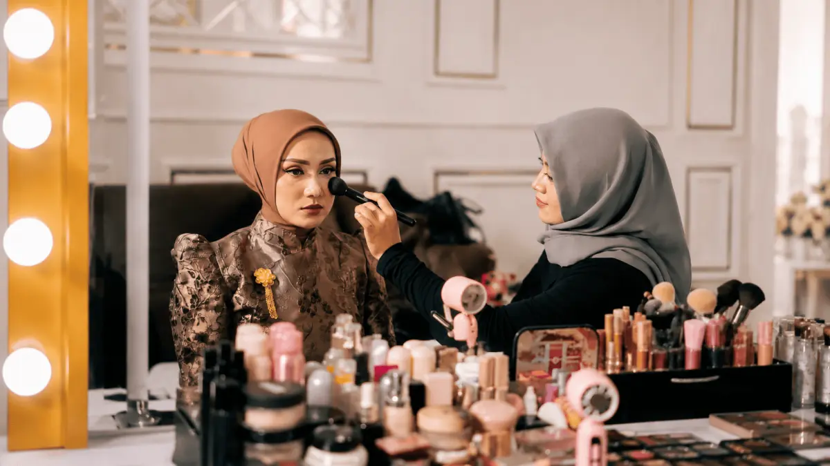 Menggali Potensi: Erita Dwi Anggraini, Mahasiswa Berprestasi dari Blitar yang Beralih ke Dunia Makeup