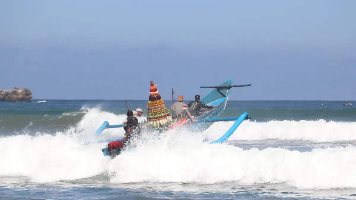 Menggali Potensi Pariwisata, Pemkab Blitar Inovasi Tradisi Larung Sesaji Pantai Serang