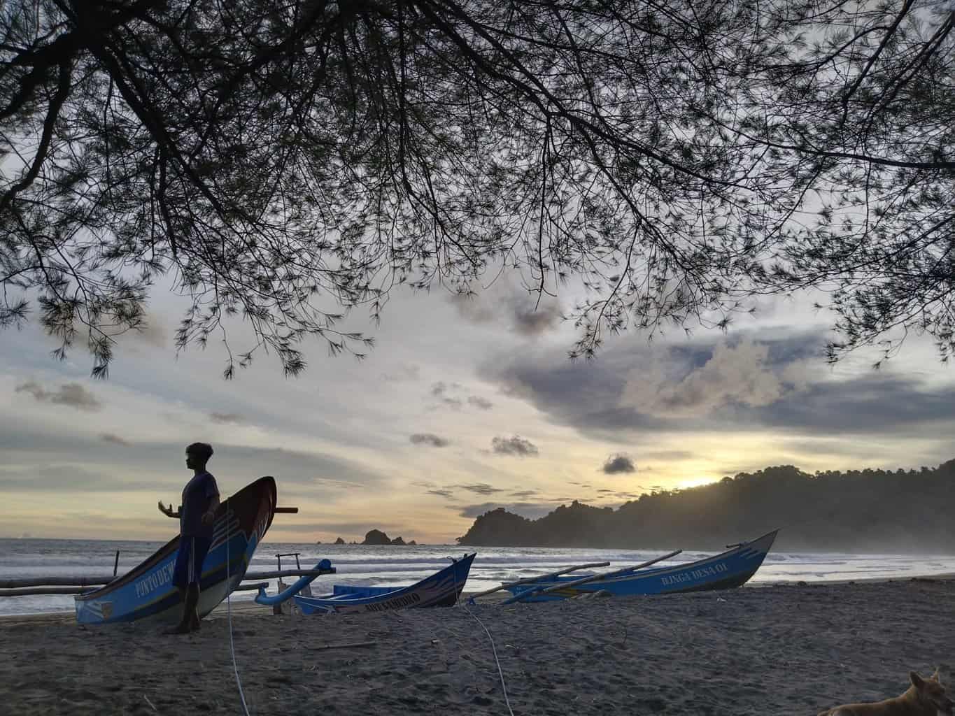 Menikmati Keindahan Pantai Jolosutro Blitar: Surga Tersembunyi dengan Ombak Besar dan Pasir Landai