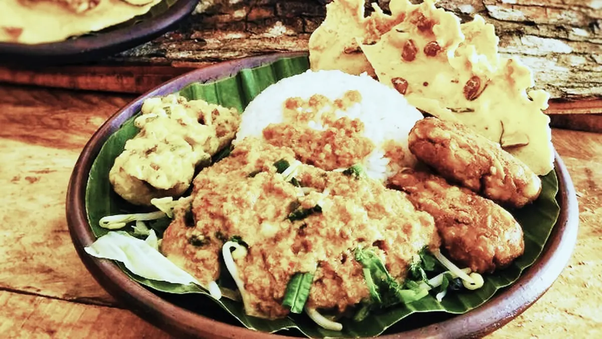 Menikmati Kelezatan Pecel Madiun: Ciri Khas Sambal Kacang Kasar dan Cara Membuatnya