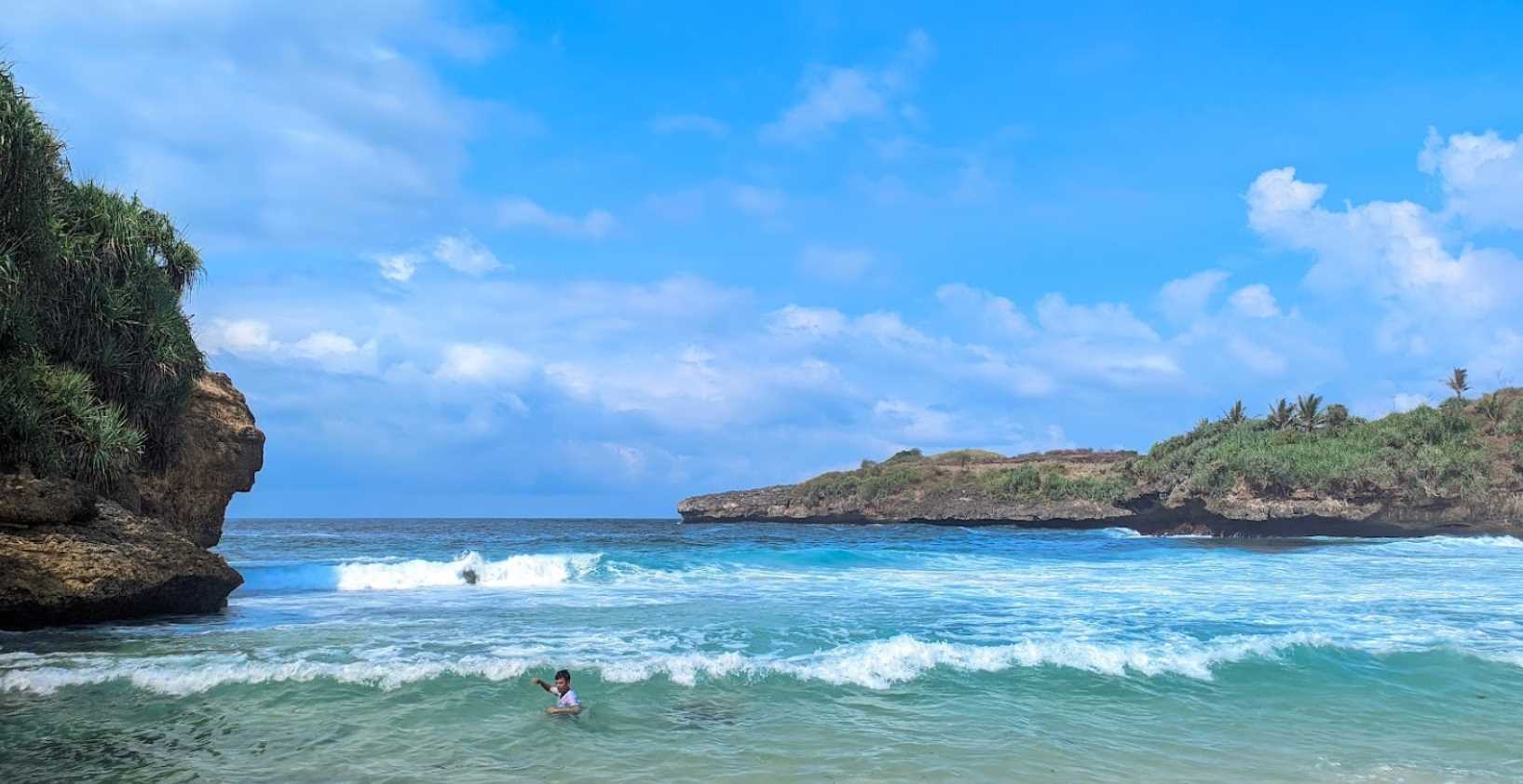 Menikmati Ketenangan di Pantai Pudak Blitar: Surga Pasir Putih yang Asri