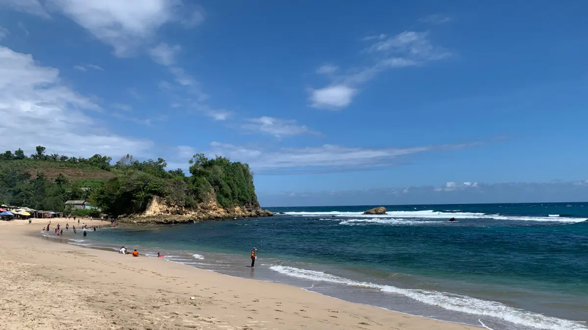 Menikmati Pesona Alam dan Kuliner Laut Segar di Pantai Tambakrejo Blitar