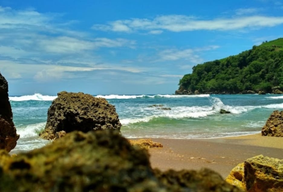 Menikmati Pesona Pantai Bukit Indah Blitar: Surga dari Ketinggian Laut Selatan