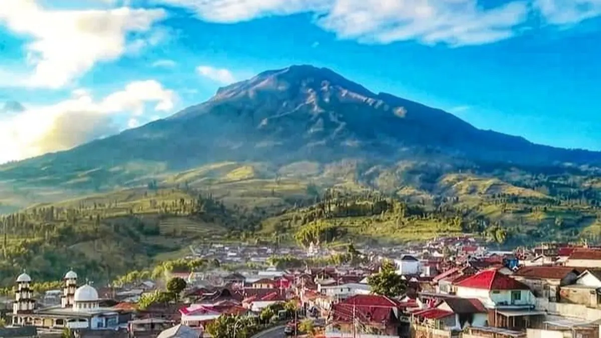 Menjelajahi Gunung Tertinggi Indonesia: Lima Puncak Favorit Pendaki