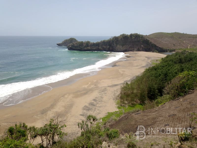 Menjelajahi Keindahan Pantai Jebring Blitar: Pesona Pasir Hitam Legam Besi