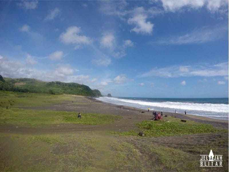 Menjelajahi Pantai Pasur Blitar: Surga Pasir Hitam dan Ombak Selatan