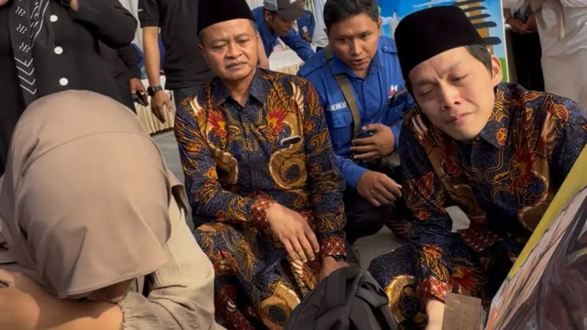Momen Haru Gus Iqdam Menangis Saat Dihias Lukisan Anak Tunanetra dalam Acara Kreasi Anak Disabilitas