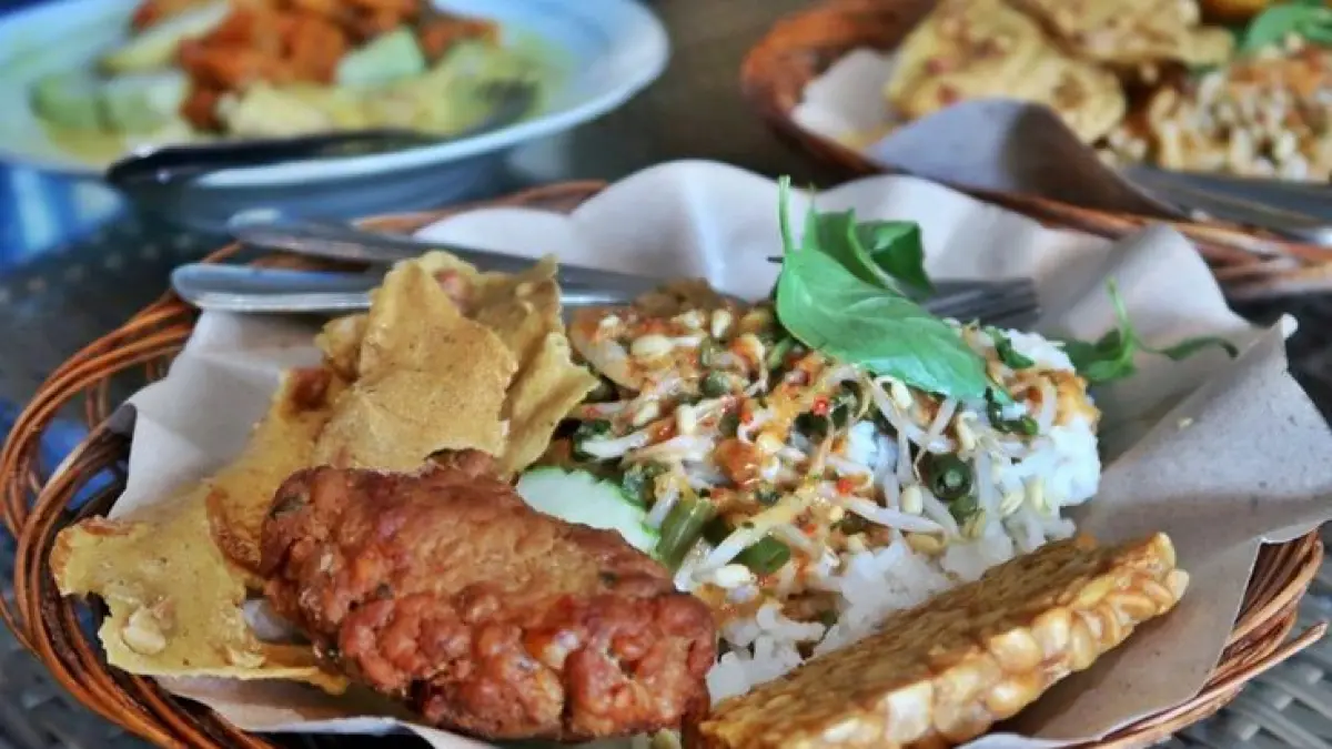 Nasi Pecel Timbangan: Kuliner Malam Madiun yang Populer dengan Porsi Melimpah