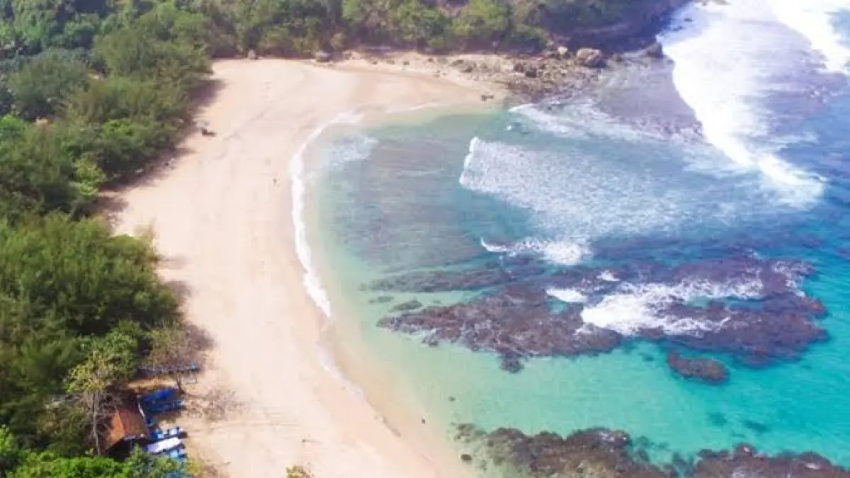 Pantai Pangi Blitar: Keindahan Alam yang Menawarkan Liburan Keluarga yang Tenang