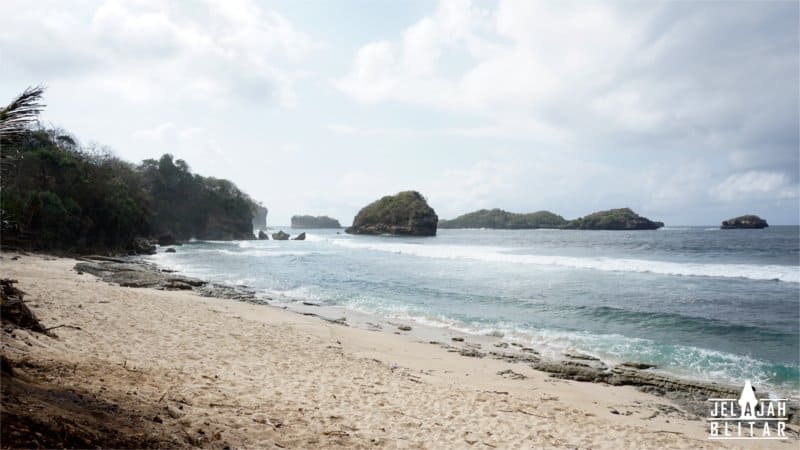 Pantai Pasir Putih Sumbersih Blitar: Keindahan Alam yang Menenangkan dan Mempesona